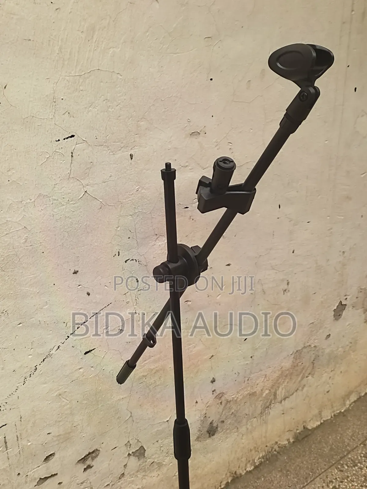 Professional Floor Microphone Stand With Boom Arm (Round Base)