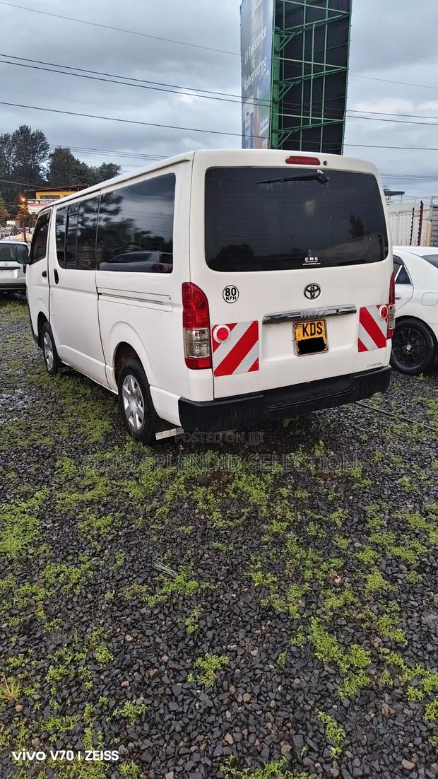 Toyota HiAce 2018 White - thumbnail 3