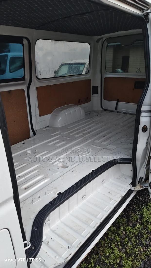 Toyota HiAce 2018 White - thumbnail 5