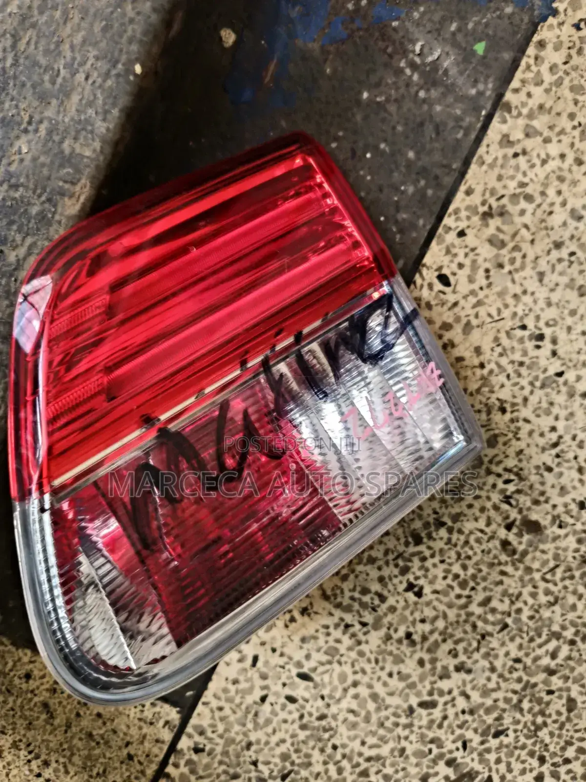 Boot Light Avensis 2013