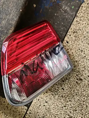 Boot Light Avensis 2013