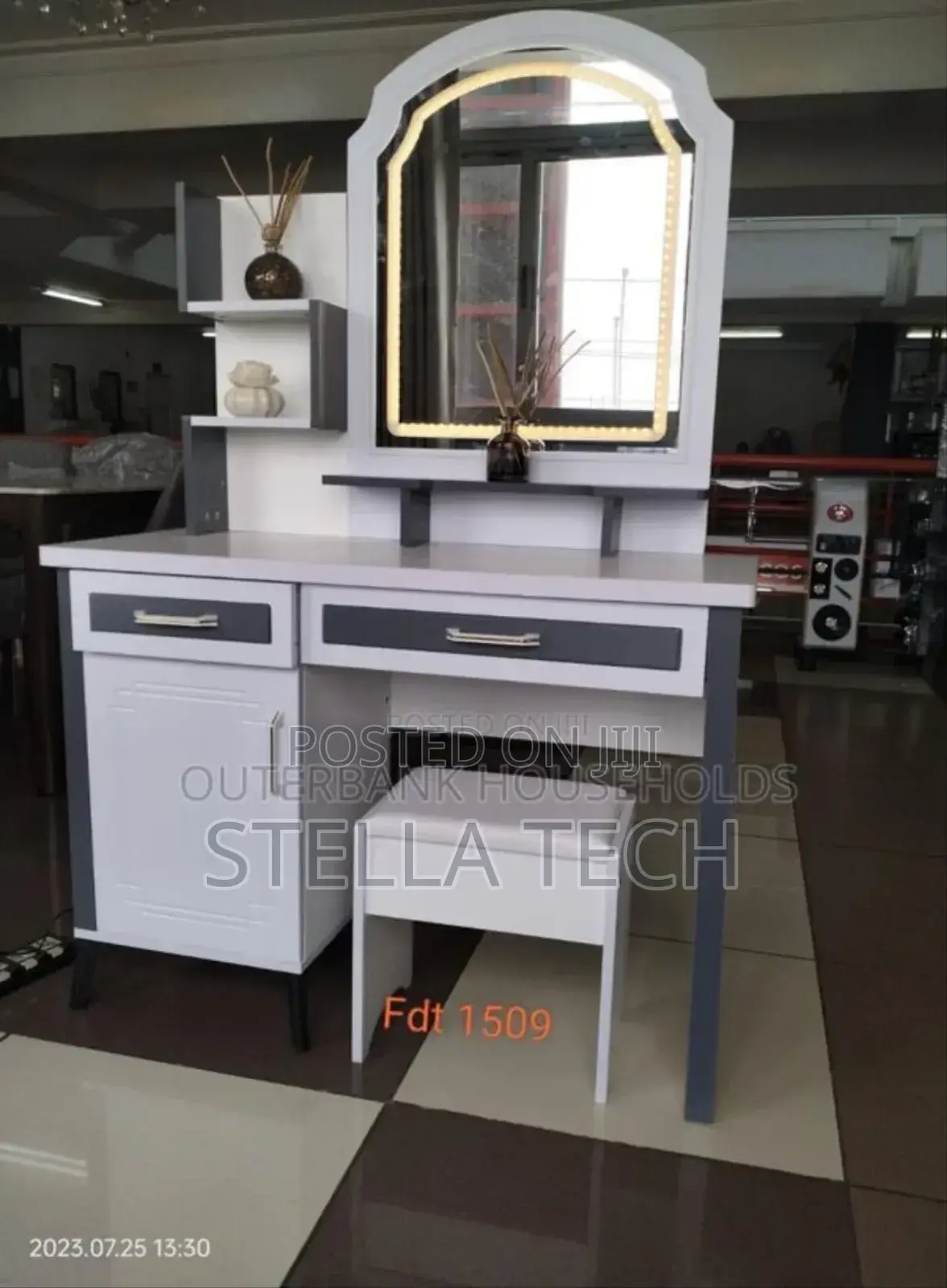 Executive Boss Big Dressing Table With Sliding Mirror With Light