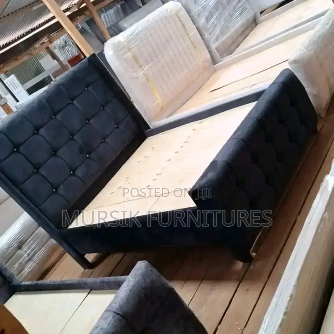 Black Modern 5*6 Chester Bed