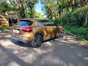 Mercedes-Benz GLA 250 2017 Gold