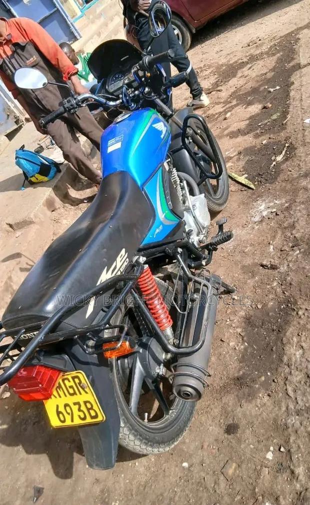 Honda CB 2025 Blue
