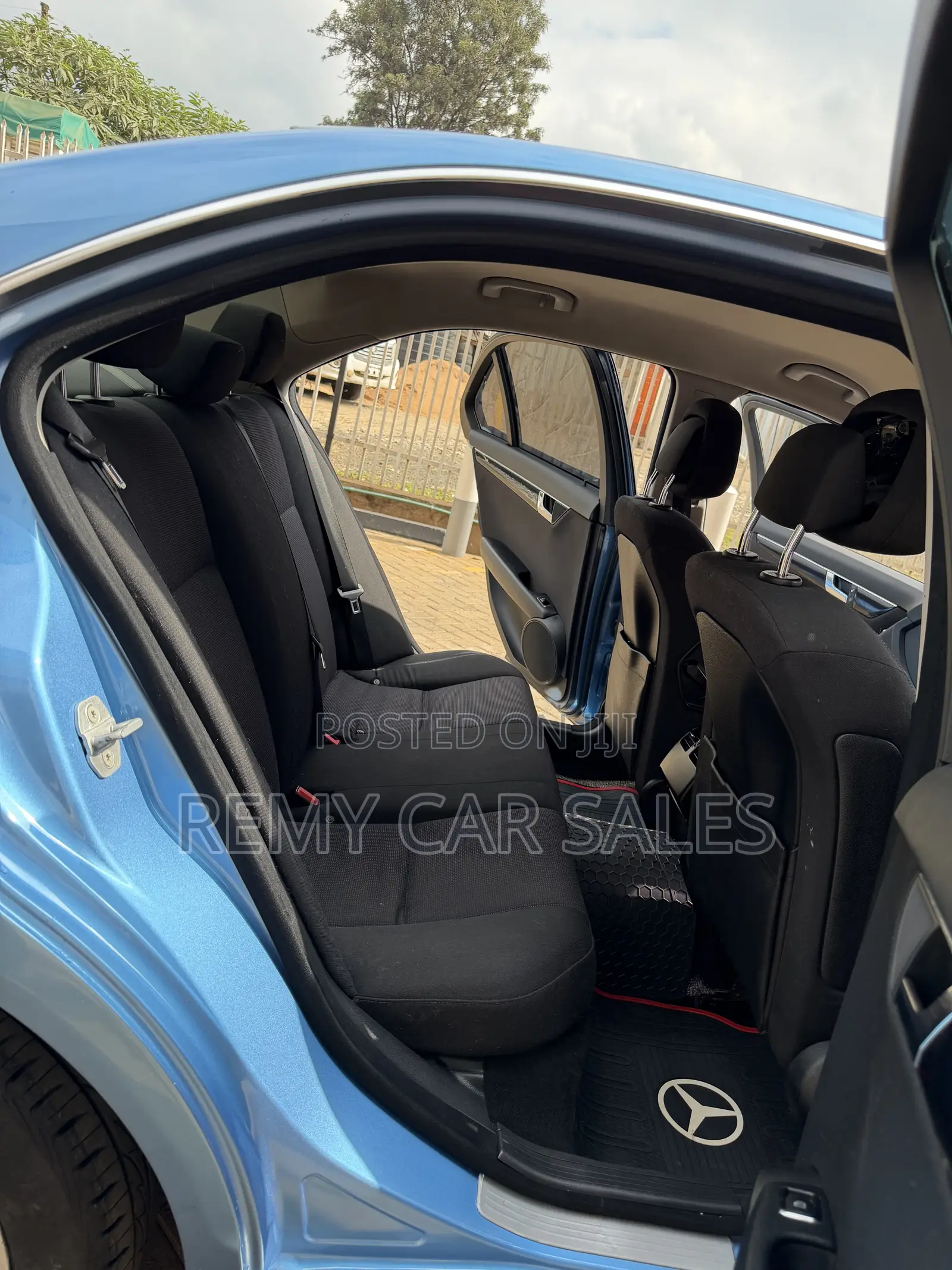 Mercedes-Benz C200 2011 Blue