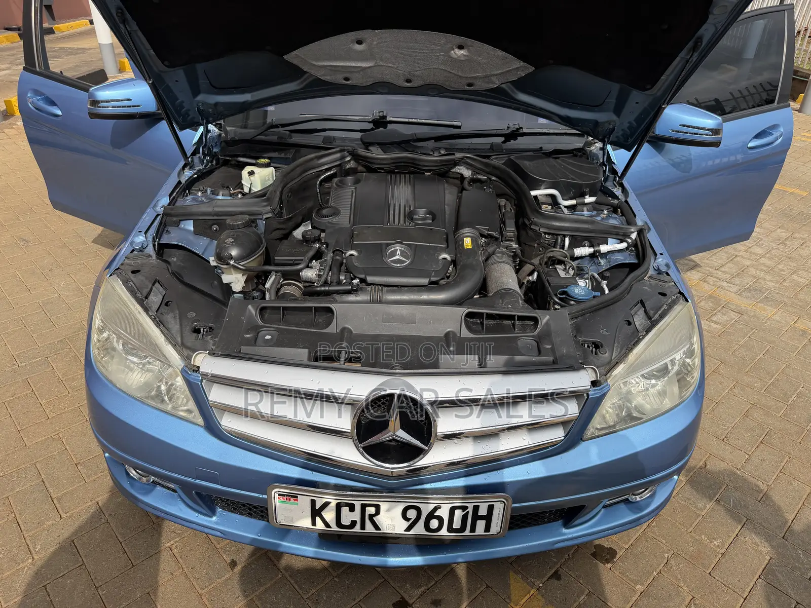 Mercedes-Benz C200 2011 Blue