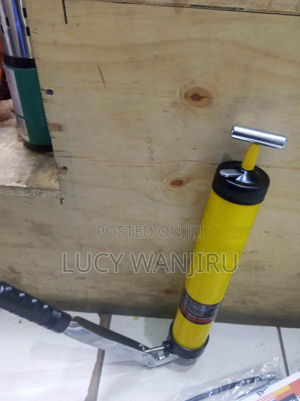 Easy to Carry Grease Bucket