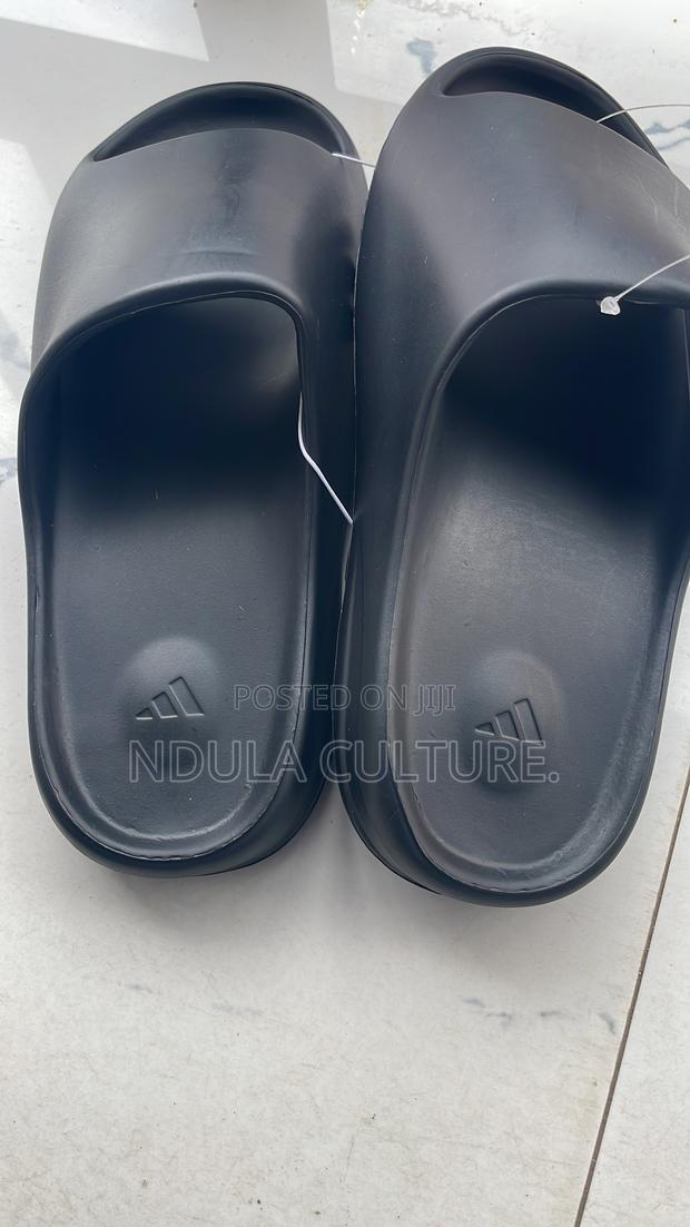 Yeezy Slides - thumbnail 3