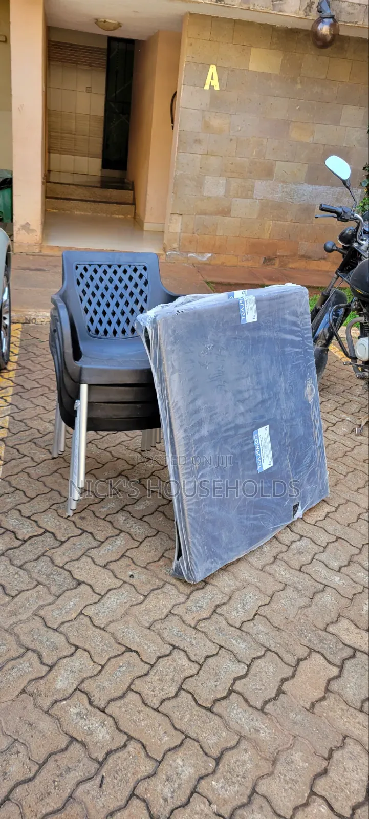 4 Plastic Chairs Black and Square Plastic Table With Metal Tube Legs
