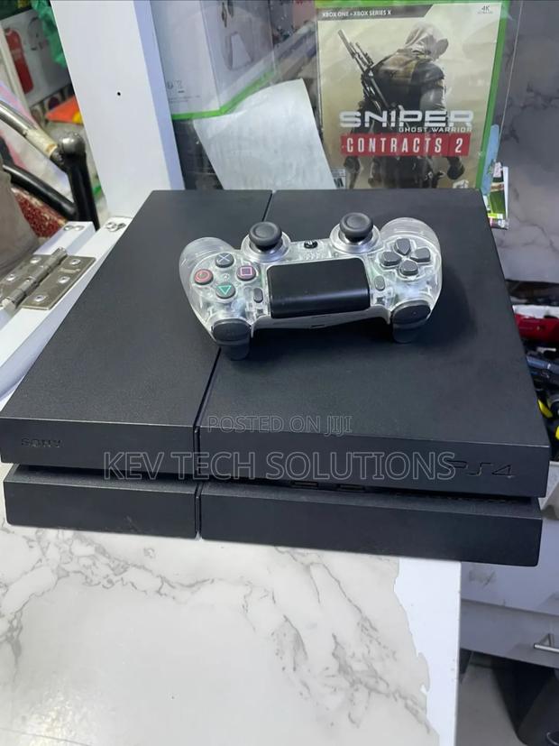 Standard Unchipped Playstation 4 (Ps4) With 2 Pads