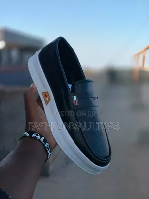 *Tommy Hilfiger*