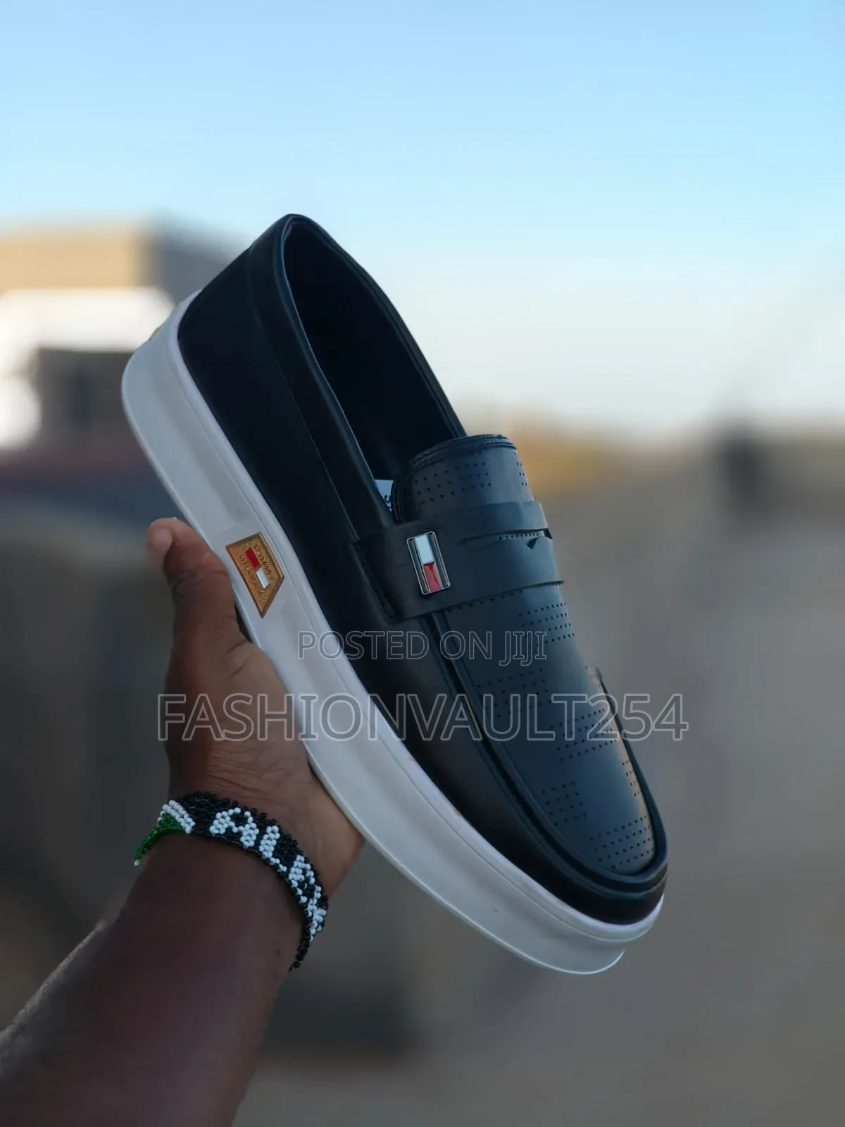 *Tommy Hilfiger*