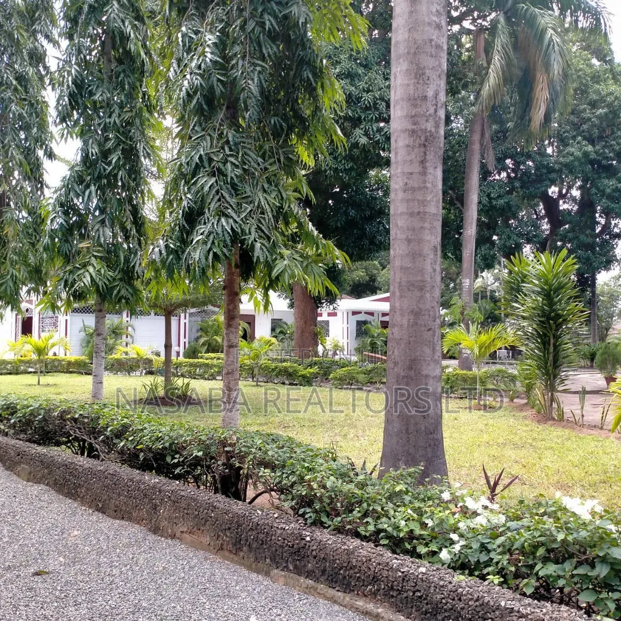13bdrm Villa in Ganda for sale