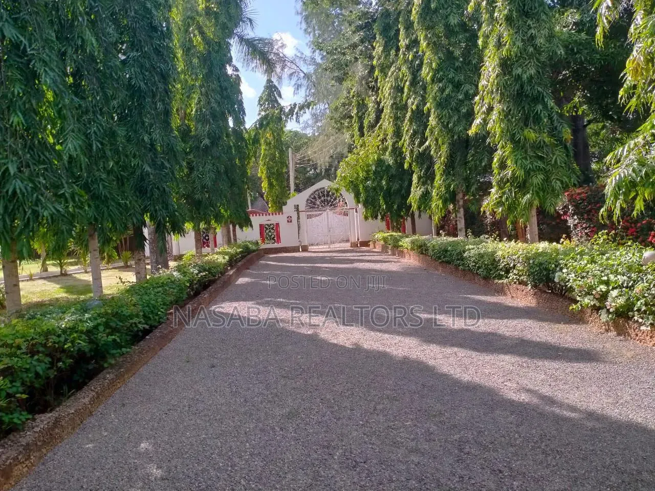 13bdrm Villa in Ganda for sale