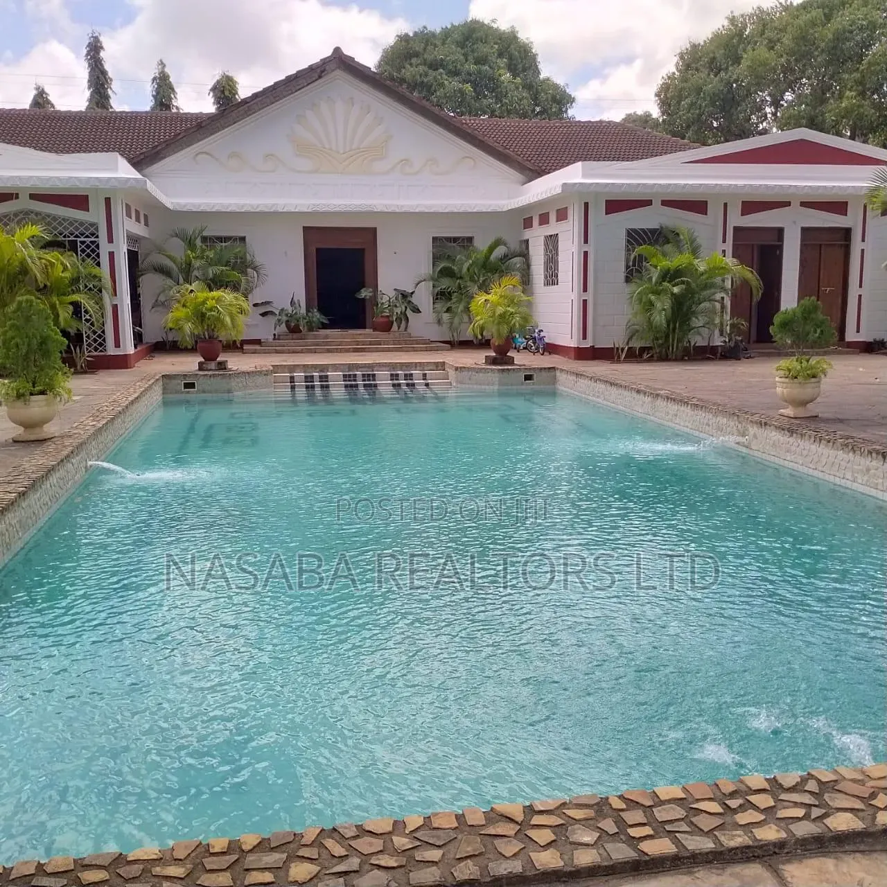 13bdrm Villa in Ganda for sale