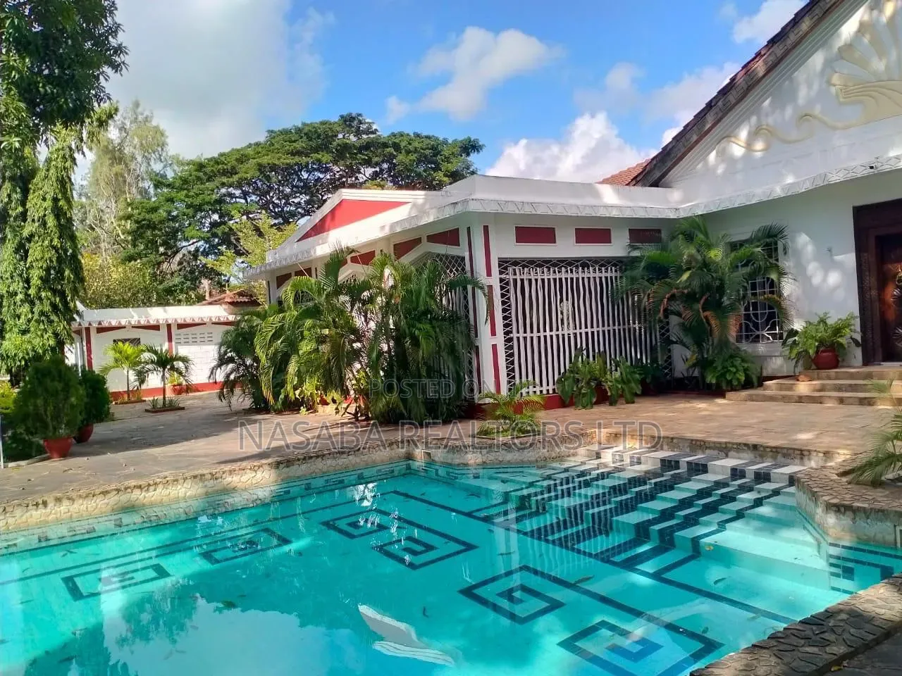 13bdrm Villa in Ganda for sale