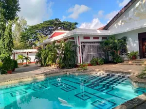 13bdrm Villa in Ganda for sale