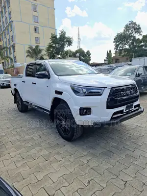 Toyota Hilux 2022 White