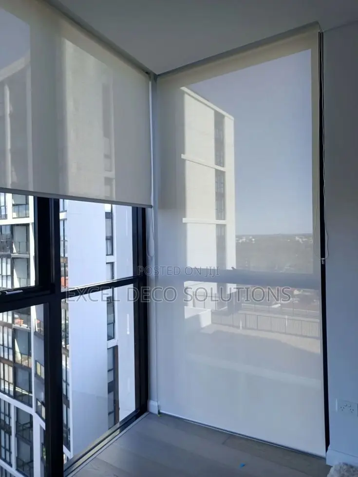 Sunscreen Roller Blinds for Corporate Office Spaces