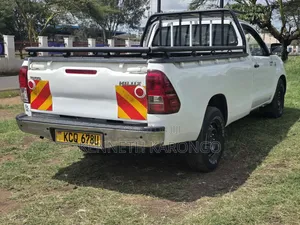 Toyota Hilux 2011 White