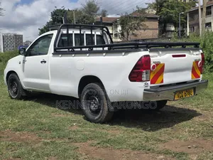 Toyota Hilux 2011 White