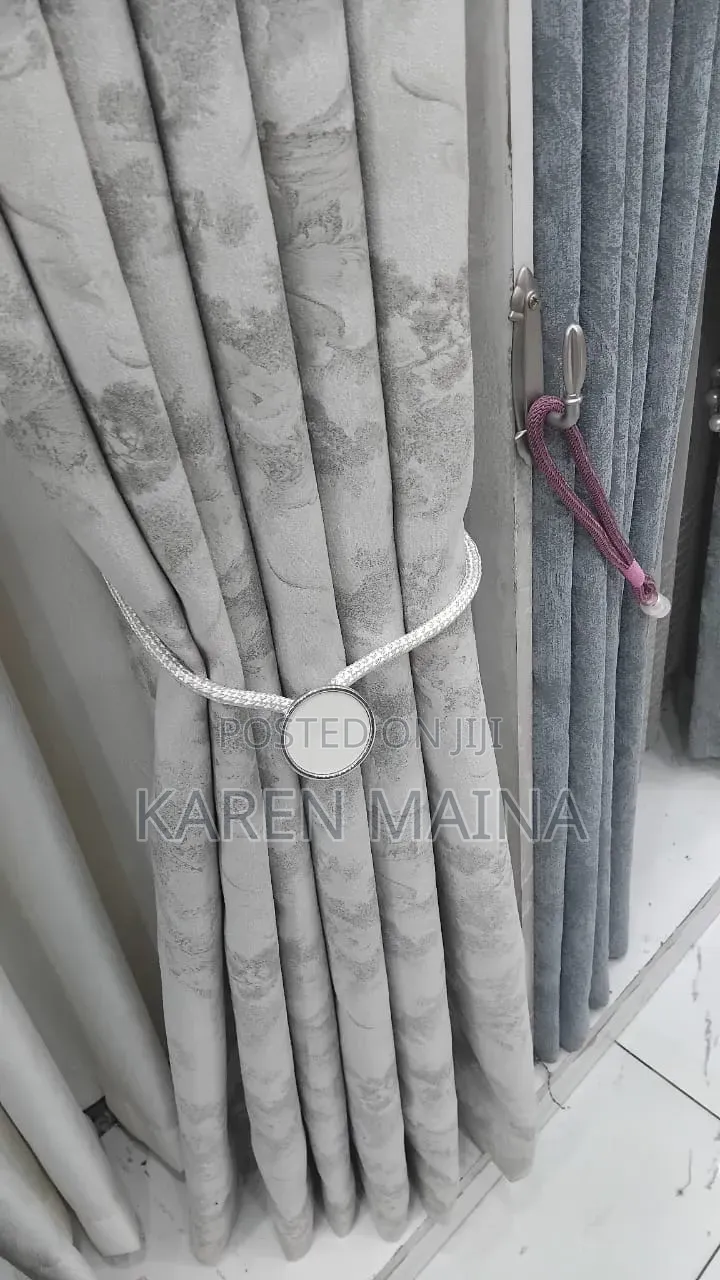Stylish Modern Curtains And Office Blind