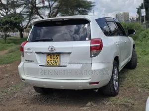 Toyota Vanguard 2011 White