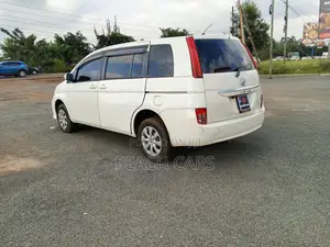 Toyota ISIS 2010 White
