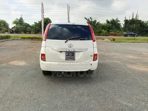 Toyota ISIS 2010 White