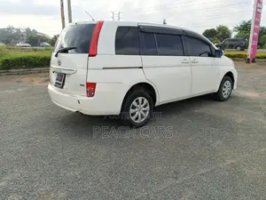 Toyota ISIS 2010 White