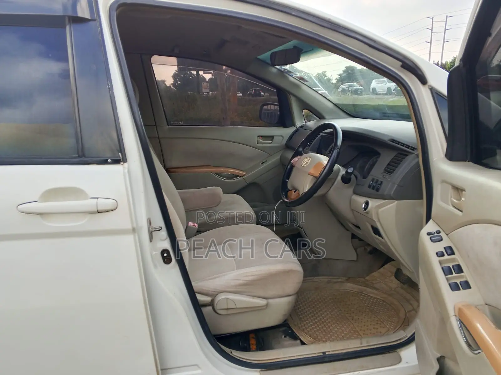 Toyota ISIS 2010 White