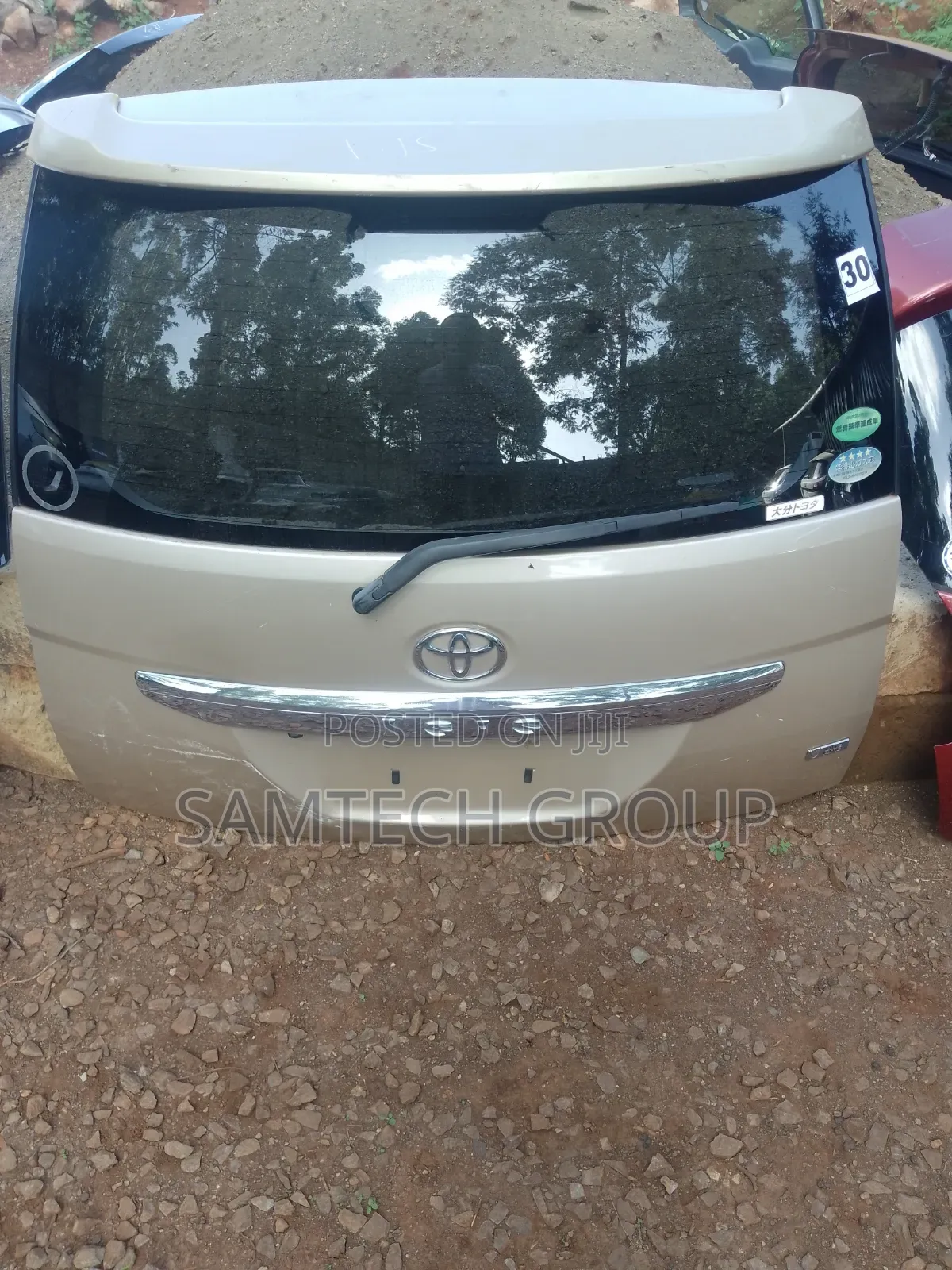 Clean Toyota Isis Boot