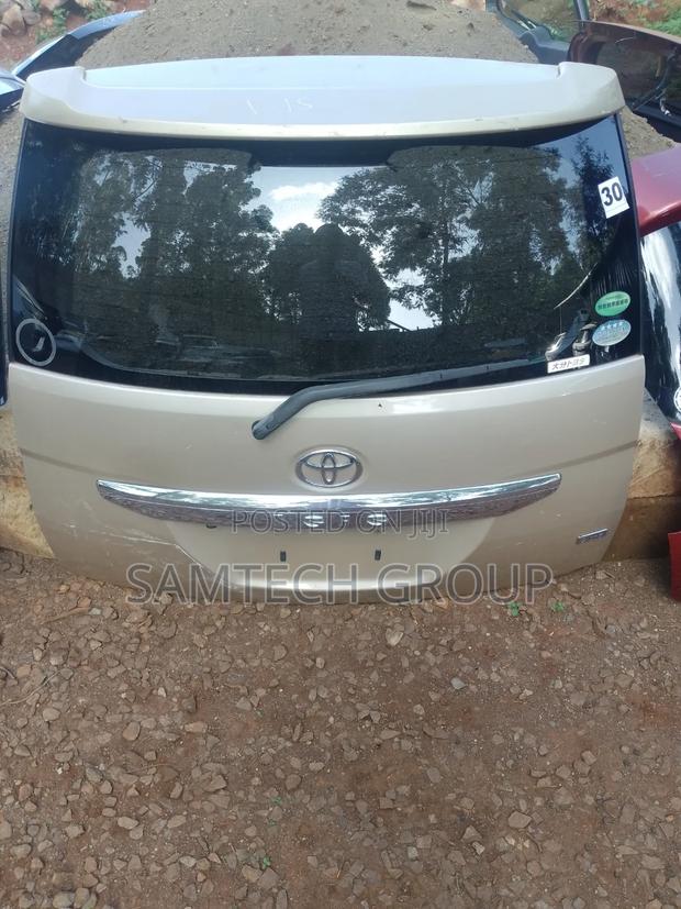 Clean Toyota Isis Boot - main view