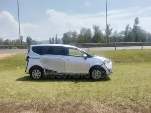 Toyota Sienta 2017 Silver