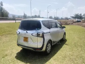 Toyota Sienta 2017 Silver
