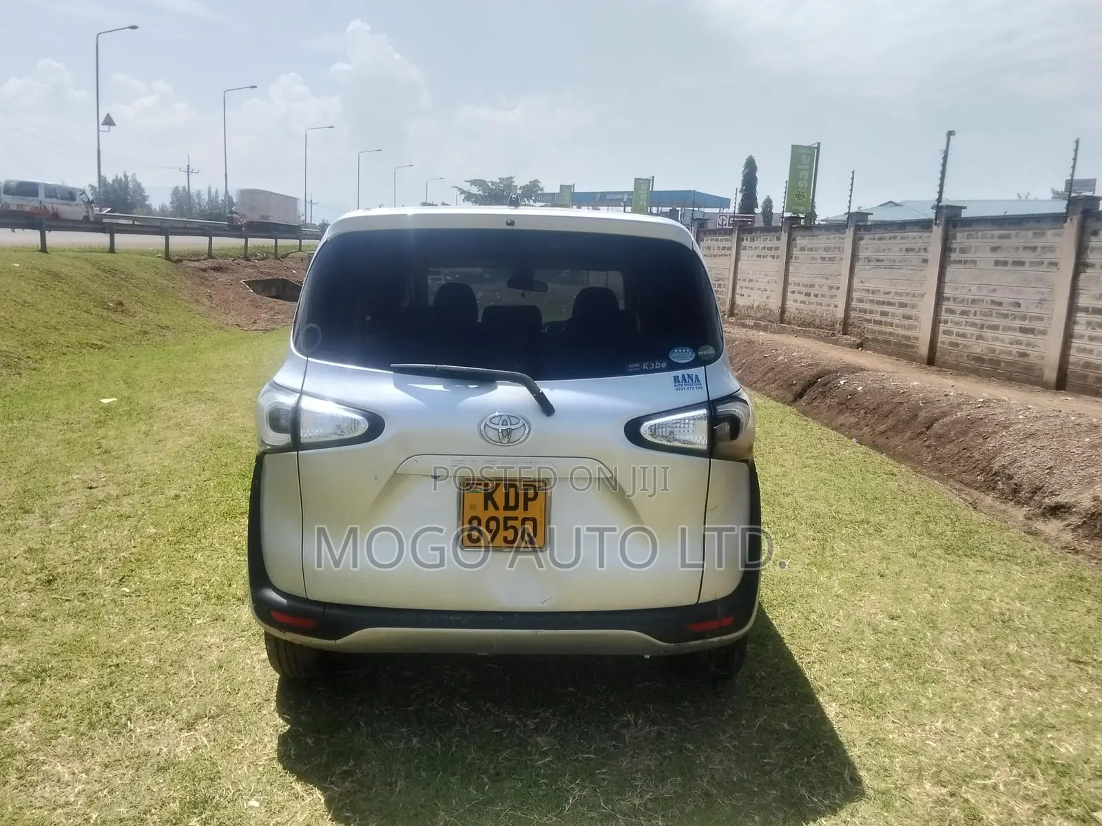 Toyota Sienta 2017 Silver