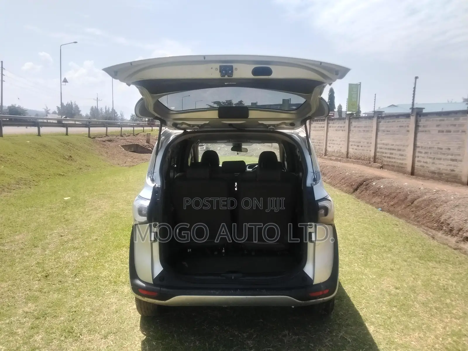 Toyota Sienta 2017 Silver