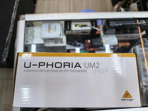 Behringer U-Phoria Um2 Usb Audio Interface - thumbnail 3