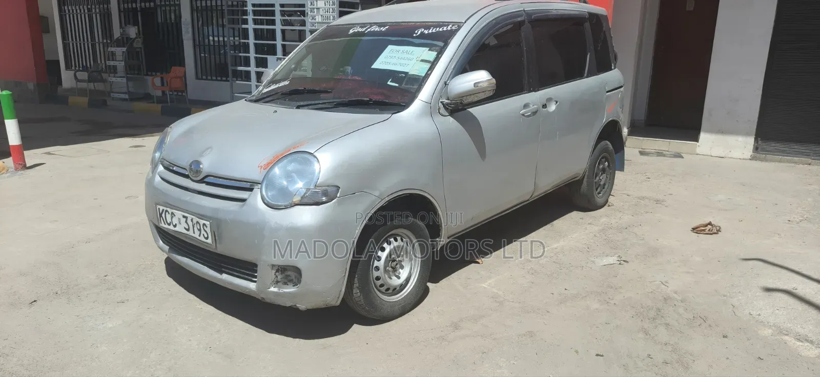 Toyota Sienta 2009 Silver
