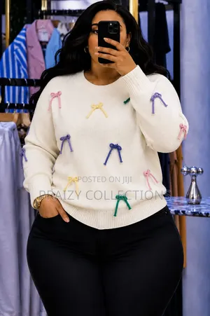 Detailed Round Neck Sweater