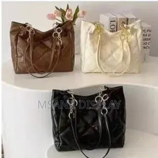 Tote With Detailed Chain