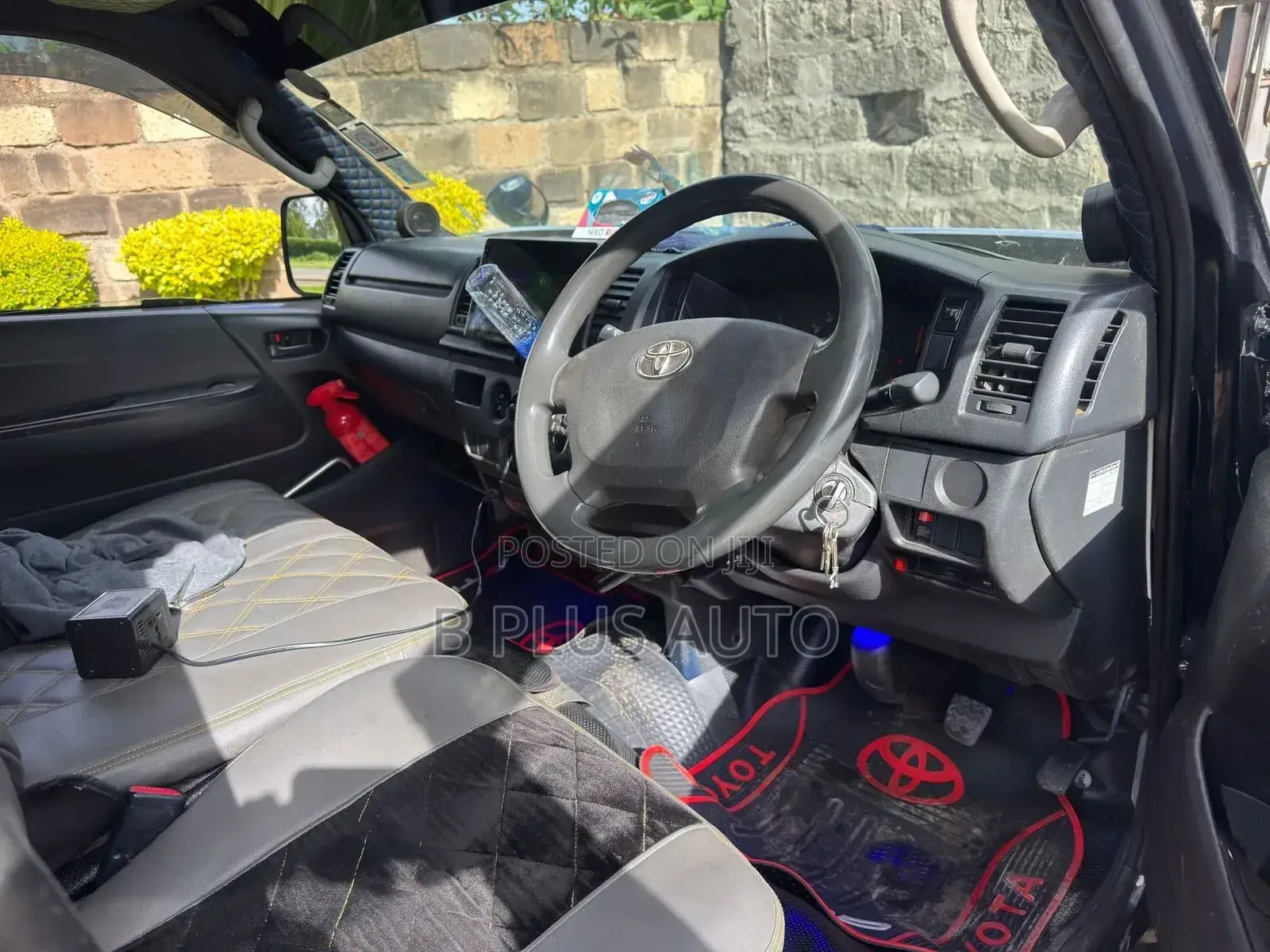 Toyota HiAce 2014 Black