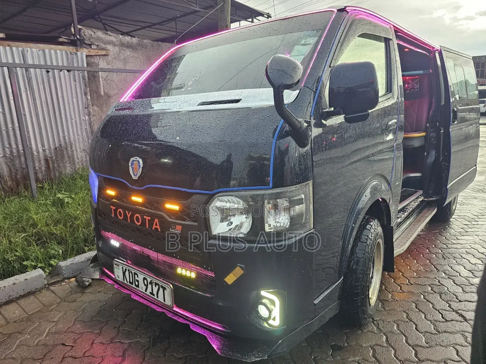 Toyota HiAce 2014 Black