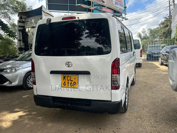 Toyota HiAce 2011 White - thumbnail 2