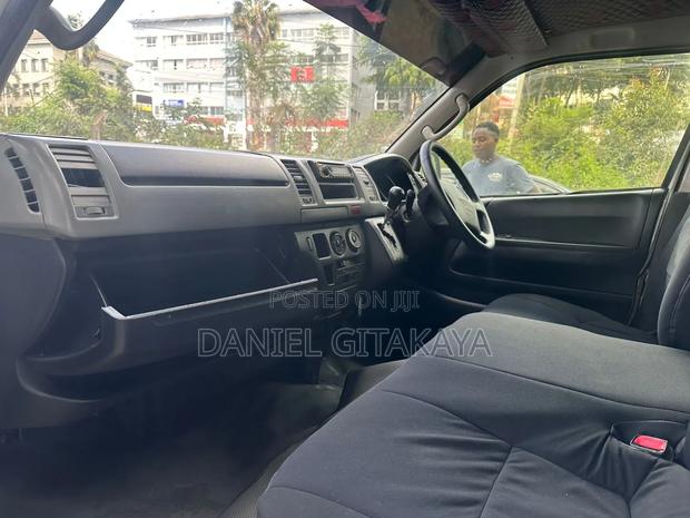 Toyota HiAce 2011 White - thumbnail 5