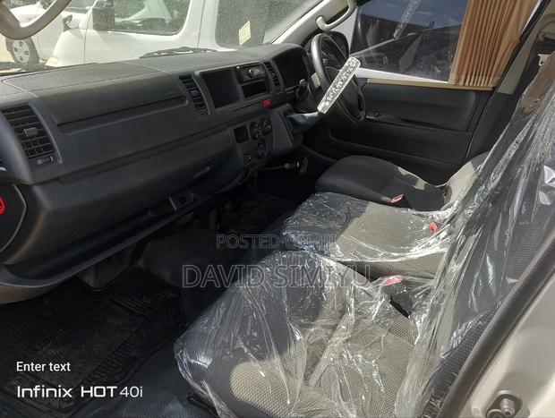 Toyota HiAce 2017 Silver - thumbnail 12