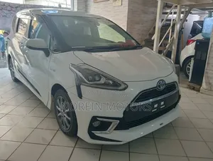 Toyota Sienta 1.5 Hybrid FWD 2018 Off white
