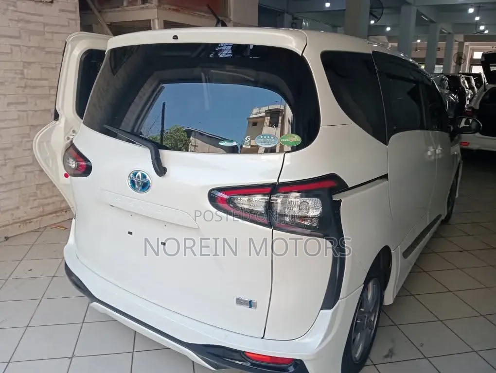 Toyota Sienta 1.5 Hybrid FWD 2018 Off white