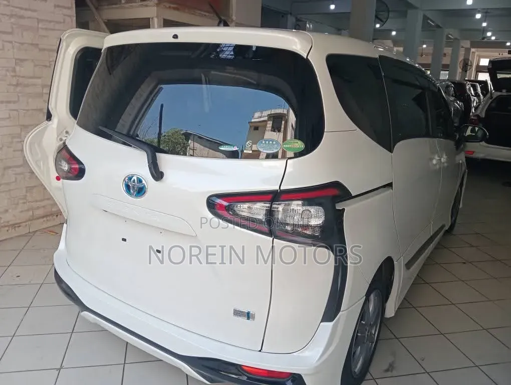 Toyota Sienta 1.5 Hybrid FWD 2018 Off white